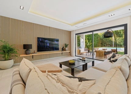 VILLA CONTEMPORÁNEA CON PISCINA PRIVADA Y SOLARIUM EN NUEVA ANDALUCÍA