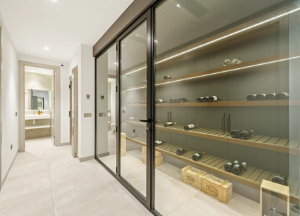 VILLA CONTEMPORÁNEA CON PISCINA PRIVADA Y SOLARIUM EN NUEVA ANDALUCÍA