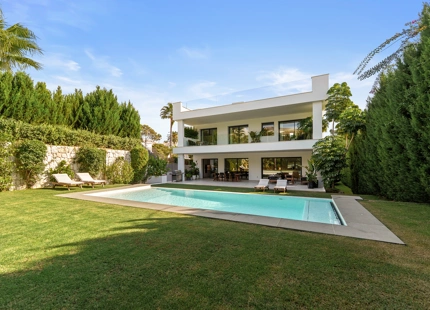 VILLA CONTEMPORÁNEA CON PISCINA PRIVADA Y SOLARIUM EN NUEVA ANDALUCÍA
