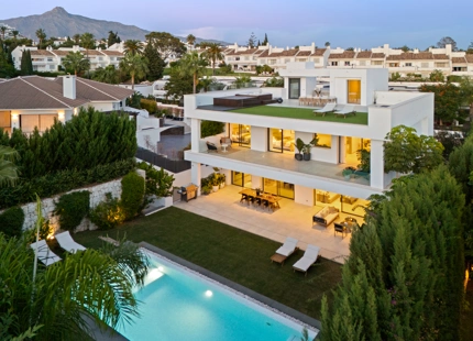 VILLA CONTEMPORÁNEA CON PISCINA PRIVADA Y SOLARIUM EN NUEVA ANDALUCÍA
