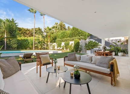 VILLA CONTEMPORÁNEA CON PISCINA PRIVADA Y SOLARIUM EN NUEVA ANDALUCÍA