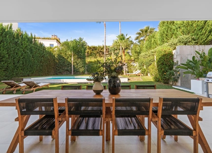 VILLA CONTEMPORÁNEA CON PISCINA PRIVADA Y SOLARIUM EN NUEVA ANDALUCÍA