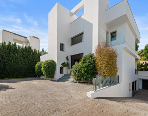 Villa for sale in Nueva Andalucia, Marbella