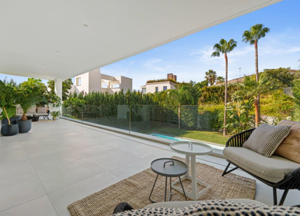 VILLA CONTEMPORÁNEA CON PISCINA PRIVADA Y SOLARIUM EN NUEVA ANDALUCÍA