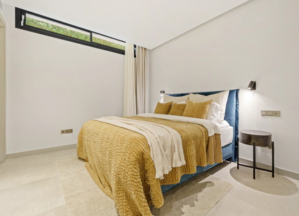 VILLA CONTEMPORÁNEA CON PISCINA PRIVADA Y SOLARIUM EN NUEVA ANDALUCÍA