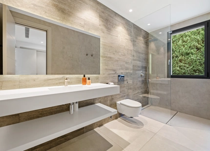 VILLA CONTEMPORÁNEA CON PISCINA PRIVADA Y SOLARIUM EN NUEVA ANDALUCÍA