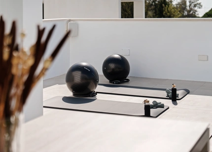VILLA CONTEMPORÁNEA CON PISCINA PRIVADA Y SOLARIUM EN NUEVA ANDALUCÍA