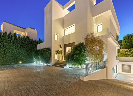 VILLA CONTEMPORÁNEA CON PISCINA PRIVADA Y SOLARIUM EN NUEVA ANDALUCÍA
