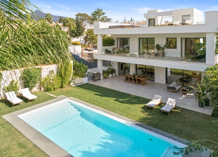 VILLA CONTEMPORÁNEA CON PISCINA PRIVADA Y SOLARIUM EN NUEVA ANDALUCÍA