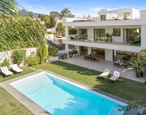 Villa en venta en Nueva Andalucia, Marbella