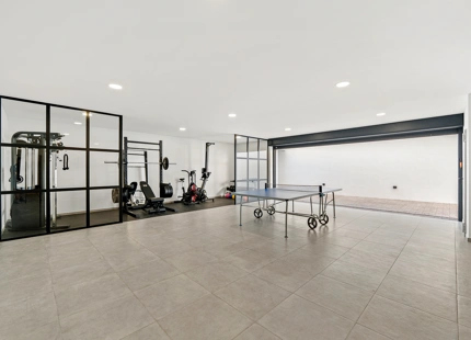 VILLA CONTEMPORÁNEA CON PISCINA PRIVADA Y SOLARIUM EN NUEVA ANDALUCÍA
