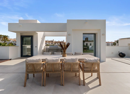 VILLA CONTEMPORÁNEA CON PISCINA PRIVADA Y SOLARIUM EN NUEVA ANDALUCÍA