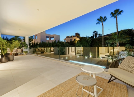 VILLA CONTEMPORÁNEA CON PISCINA PRIVADA Y SOLARIUM EN NUEVA ANDALUCÍA