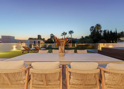 VILLA CONTEMPORÁNEA CON PISCINA PRIVADA Y SOLARIUM EN NUEVA ANDALUCÍA