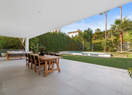 VILLA CONTEMPORÁNEA CON PISCINA PRIVADA Y SOLARIUM EN NUEVA ANDALUCÍA