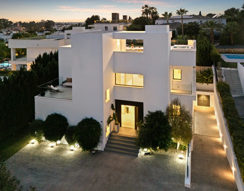 Villa for sale in Nueva Andalucia, Marbella