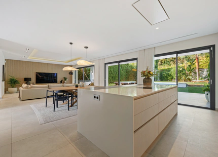 VILLA CONTEMPORÁNEA CON PISCINA PRIVADA Y SOLARIUM EN NUEVA ANDALUCÍA