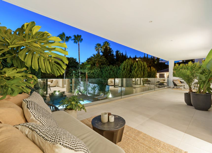 VILLA CONTEMPORÁNEA CON PISCINA PRIVADA Y SOLARIUM EN NUEVA ANDALUCÍA
