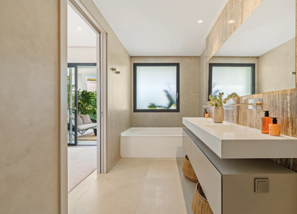VILLA CONTEMPORÁNEA CON PISCINA PRIVADA Y SOLARIUM EN NUEVA ANDALUCÍA