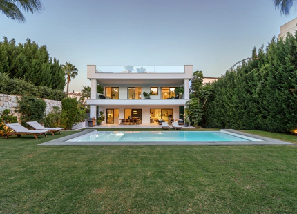 VILLA CONTEMPORÁNEA CON PISCINA PRIVADA Y SOLARIUM EN NUEVA ANDALUCÍA
