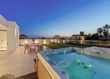 VILLA CONTEMPORÁNEA CON PISCINA PRIVADA Y SOLARIUM EN NUEVA ANDALUCÍA
