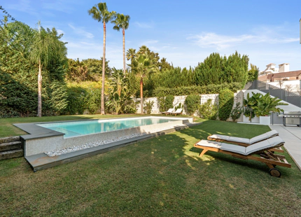 VILLA CONTEMPORÁNEA CON PISCINA PRIVADA Y SOLARIUM EN NUEVA ANDALUCÍA