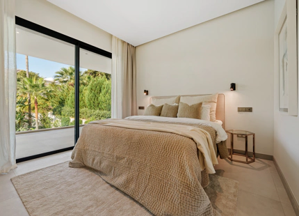 VILLA CONTEMPORÁNEA CON PISCINA PRIVADA Y SOLARIUM EN NUEVA ANDALUCÍA