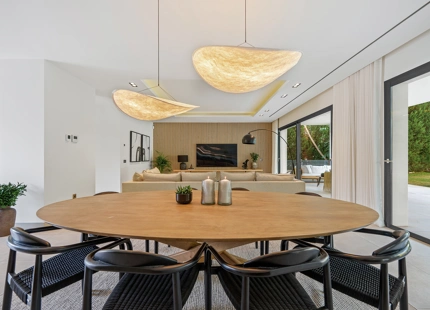VILLA CONTEMPORÁNEA CON PISCINA PRIVADA Y SOLARIUM EN NUEVA ANDALUCÍA