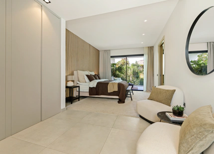 VILLA CONTEMPORÁNEA CON PISCINA PRIVADA Y SOLARIUM EN NUEVA ANDALUCÍA