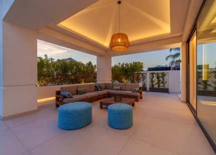 VILLA CONTEMPORÁNEA DE LUJO CON AMENIDADES MODERNAS EN SAN PEDRO DE ALCÁNTARA