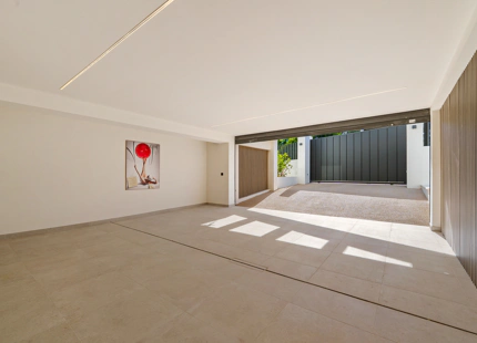 VILLA CONTEMPORÁNEA DE LUJO CON AMENIDADES MODERNAS EN SAN PEDRO DE ALCÁNTARA