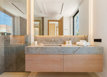 VILLA CONTEMPORÁNEA DE LUJO CON AMENIDADES MODERNAS EN SAN PEDRO DE ALCÁNTARA