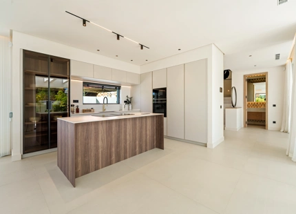 VILLA CONTEMPORÁNEA DE LUJO CON AMENIDADES MODERNAS EN SAN PEDRO DE ALCÁNTARA