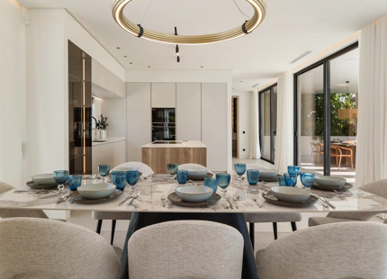 VILLA CONTEMPORÁNEA DE LUJO CON AMENIDADES MODERNAS EN SAN PEDRO DE ALCÁNTARA