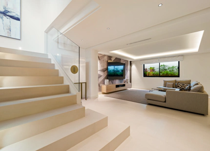 VILLA CONTEMPORÁNEA DE LUJO CON AMENIDADES MODERNAS EN SAN PEDRO DE ALCÁNTARA