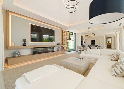 VILLA CONTEMPORÁNEA DE LUJO CON AMENIDADES MODERNAS EN SAN PEDRO DE ALCÁNTARA