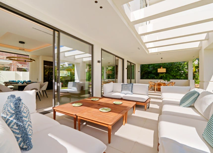 VILLA CONTEMPORÁNEA DE LUJO CON AMENIDADES MODERNAS EN SAN PEDRO DE ALCÁNTARA