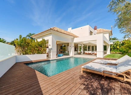 VILLA CONTEMPORÁNEA DE LUJO CON AMENIDADES MODERNAS EN SAN PEDRO DE ALCÁNTARA