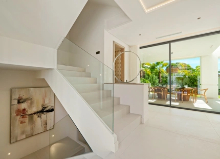 VILLA CONTEMPORÁNEA DE LUJO CON AMENIDADES MODERNAS EN SAN PEDRO DE ALCÁNTARA