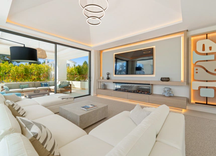 VILLA CONTEMPORÁNEA DE LUJO CON AMENIDADES MODERNAS EN SAN PEDRO DE ALCÁNTARA