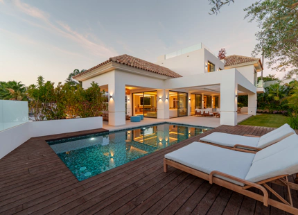 VILLA CONTEMPORÁNEA DE LUJO CON AMENIDADES MODERNAS EN SAN PEDRO DE ALCÁNTARA