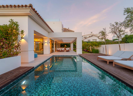 VILLA CONTEMPORÁNEA DE LUJO CON AMENIDADES MODERNAS EN SAN PEDRO DE ALCÁNTARA
