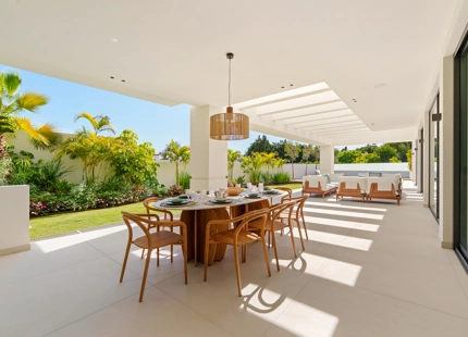 VILLA CONTEMPORÁNEA DE LUJO CON AMENIDADES MODERNAS EN SAN PEDRO DE ALCÁNTARA