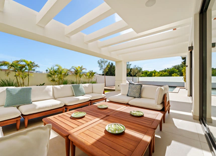 VILLA CONTEMPORÁNEA DE LUJO CON AMENIDADES MODERNAS EN SAN PEDRO DE ALCÁNTARA