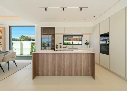 VILLA CONTEMPORÁNEA DE LUJO CON AMENIDADES MODERNAS EN SAN PEDRO DE ALCÁNTARA