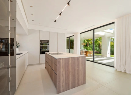 VILLA CONTEMPORÁNEA DE LUJO CON AMENIDADES MODERNAS EN SAN PEDRO DE ALCÁNTARA