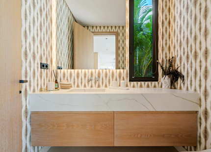 VILLA CONTEMPORÁNEA DE LUJO CON AMENIDADES MODERNAS EN SAN PEDRO DE ALCÁNTARA