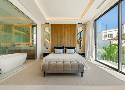 VILLA CONTEMPORÁNEA DE LUJO CON AMENIDADES MODERNAS EN SAN PEDRO DE ALCÁNTARA