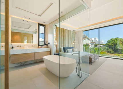 VILLA CONTEMPORÁNEA DE LUJO CON AMENIDADES MODERNAS EN SAN PEDRO DE ALCÁNTARA