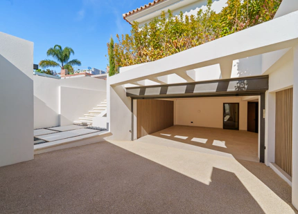 VILLA CONTEMPORÁNEA DE LUJO CON AMENIDADES MODERNAS EN SAN PEDRO DE ALCÁNTARA